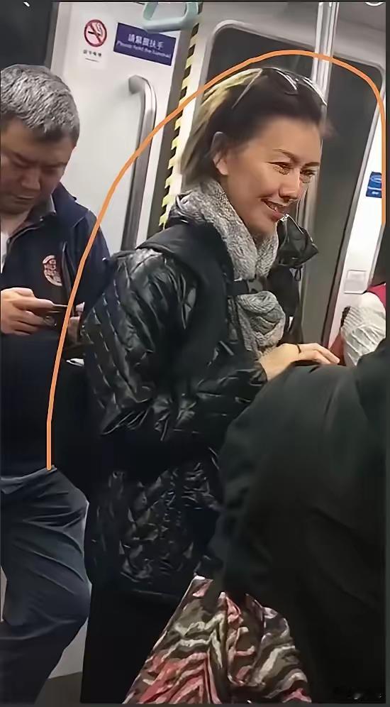 大陆的艺人，为什么那么拽？
​​​​​​​​​最近，有人在新加坡旅游乘坐地铁时，