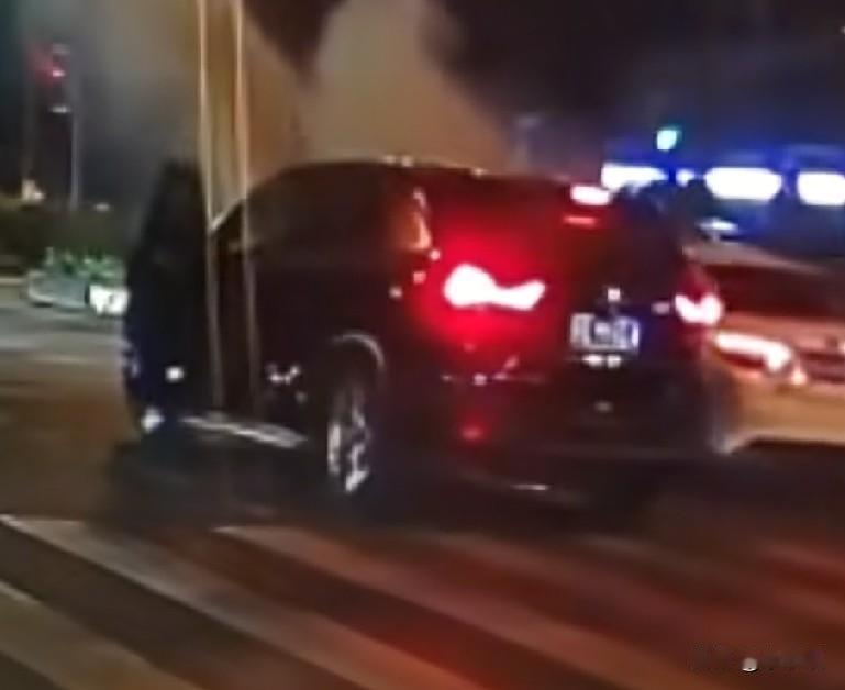 近日，四川成都，一辆SUV起火烧成空架。晚上，涉事SUV车主找了一代驾师傅，代驾