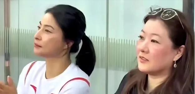 跳水皇后郭晶晶与伏明霞，二人在赛场上皆具顽强精神。如今，她们都拥有了美好的生活。