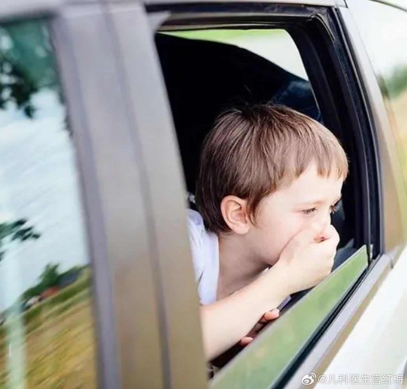 很多家长带娃出门游玩，总会遇到一件头疼事：孩子晕车。不少人处理方式一直是错的，导