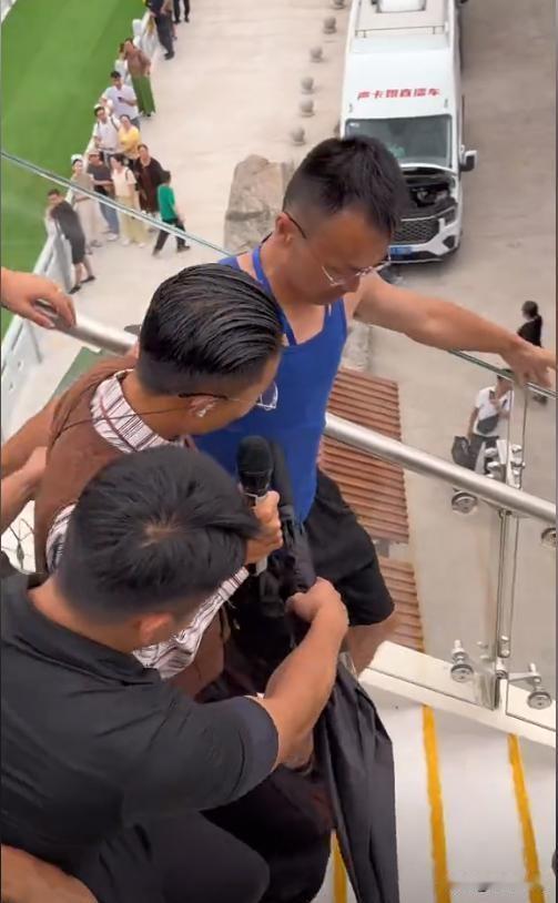 郭有才这样走路岂不太夸张了！一个二十多岁的小伙子，走路还得好几个人搀扶着吗？身旁