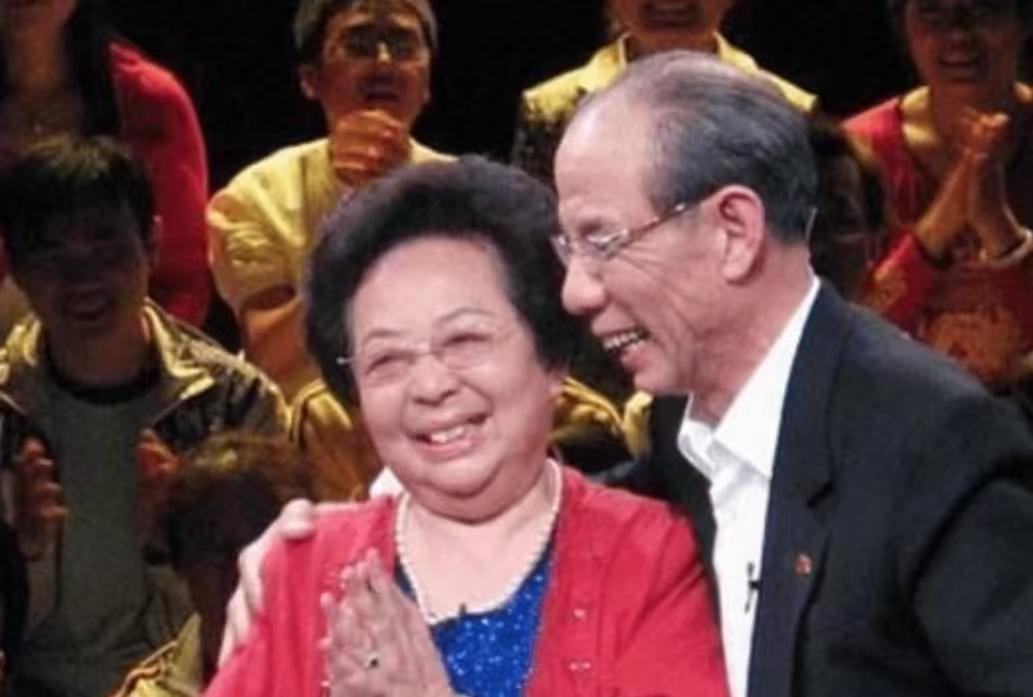 魏宗万和周惟明结婚五十一整，没买过一套房，七次搬家，钥匙换了七把，最后那把交给了