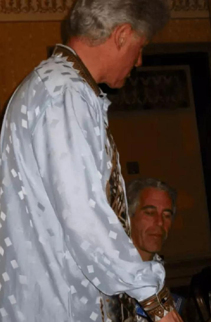 伪君子的相互嘶咬
当下克林顿与爱泼斯坦等人共浴照产被披露出来了，在事实面前克林顿