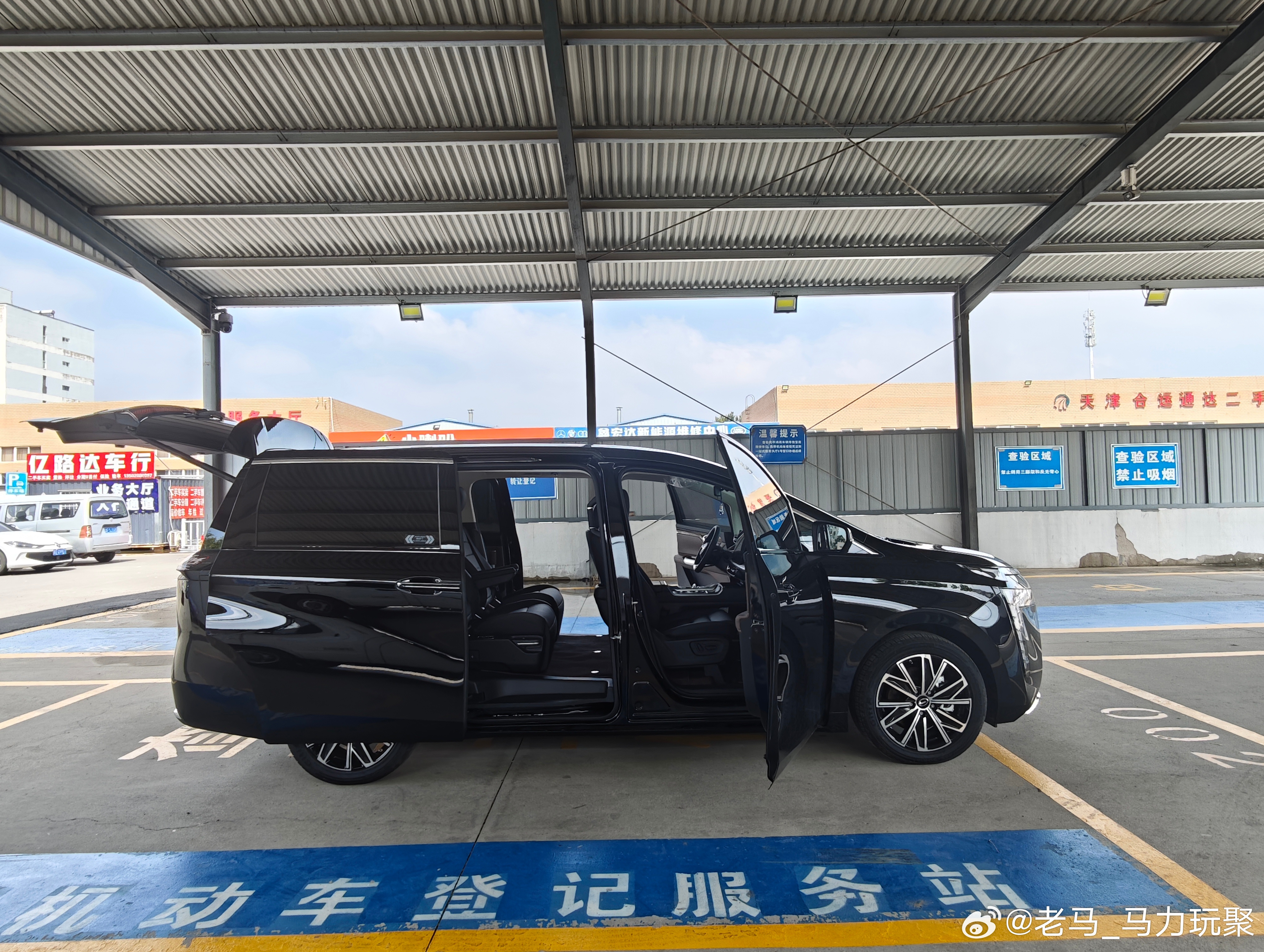 马力玩聚老马在路上 最近看MPV看得多车内空间是最有意思的部分尤其是碰到储物空间