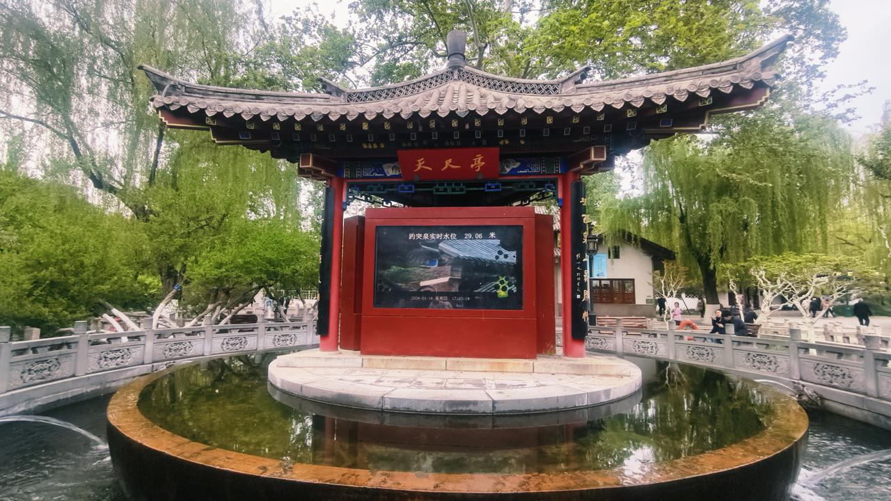 从云南昆明长水机场飞到山东济南，出了机场，迎接我们的是山东汉子大凯，大凯导游是一