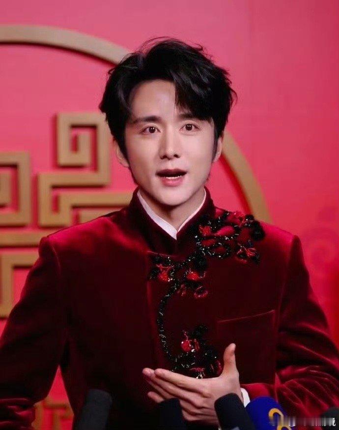 张新成剧透春晚节目亮点张新成透露今年的节目主打“喜庆”与“福气”，还暖心祝愿大家