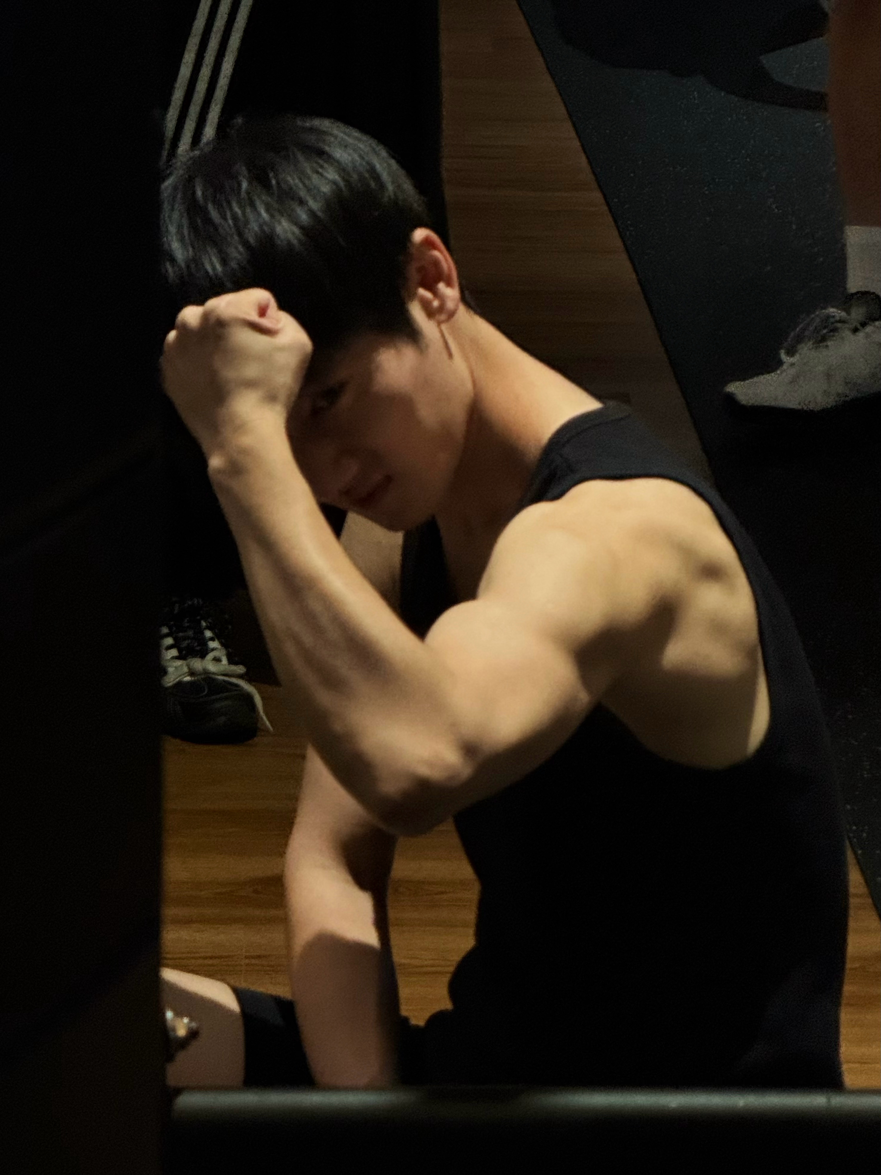 十个勤天[超话]大哥这肌肉💪🏻[666][666][666] ​​​