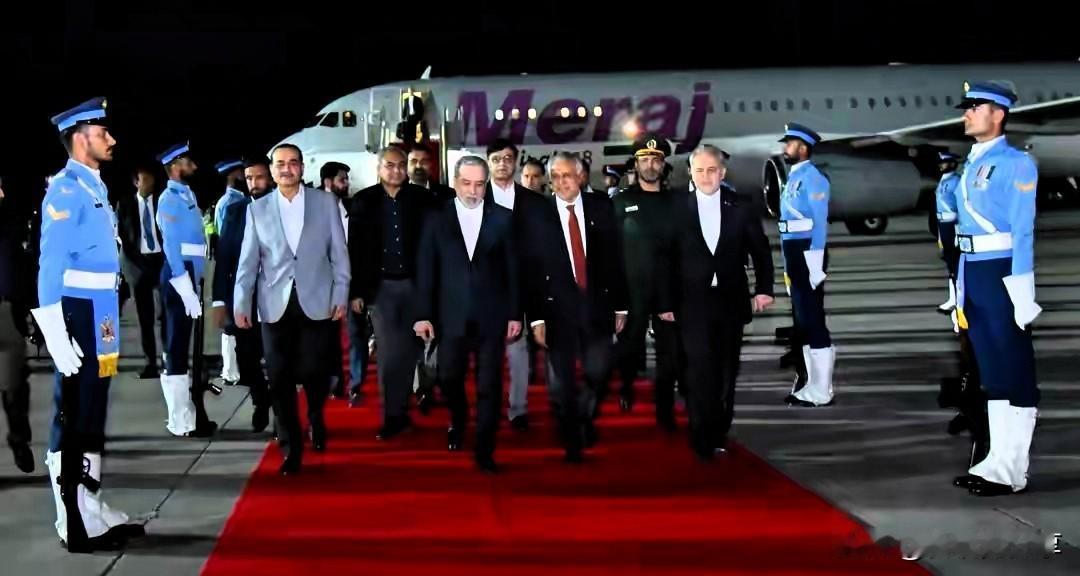 伊朗传来新消息！
 
伊朗外长阿拉格齐抵达巴基斯坦，却直接宣布暂无与美方会谈日程