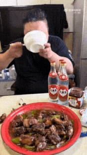 大哥喝酒前先干饭垫垫肚……讲究人