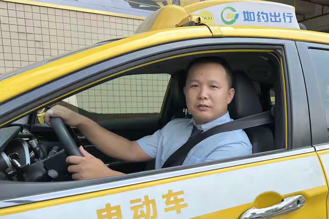 《的哥义行》
误吞方药命悬时，
穗城的哥疾似驰。
七分辰光穿巷急，
分文未取善名