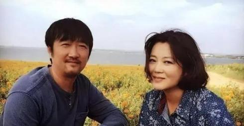 当年，王茜华结婚后，老公坚持 AA 制，她瞒着老公直接打掉了孩子，跟朋友去吃饭时