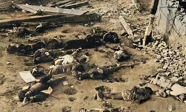 1937 年，南京大屠杀时，下关草鞋峡集中屠杀点拍下的现场照片，如同利刃，直直刺