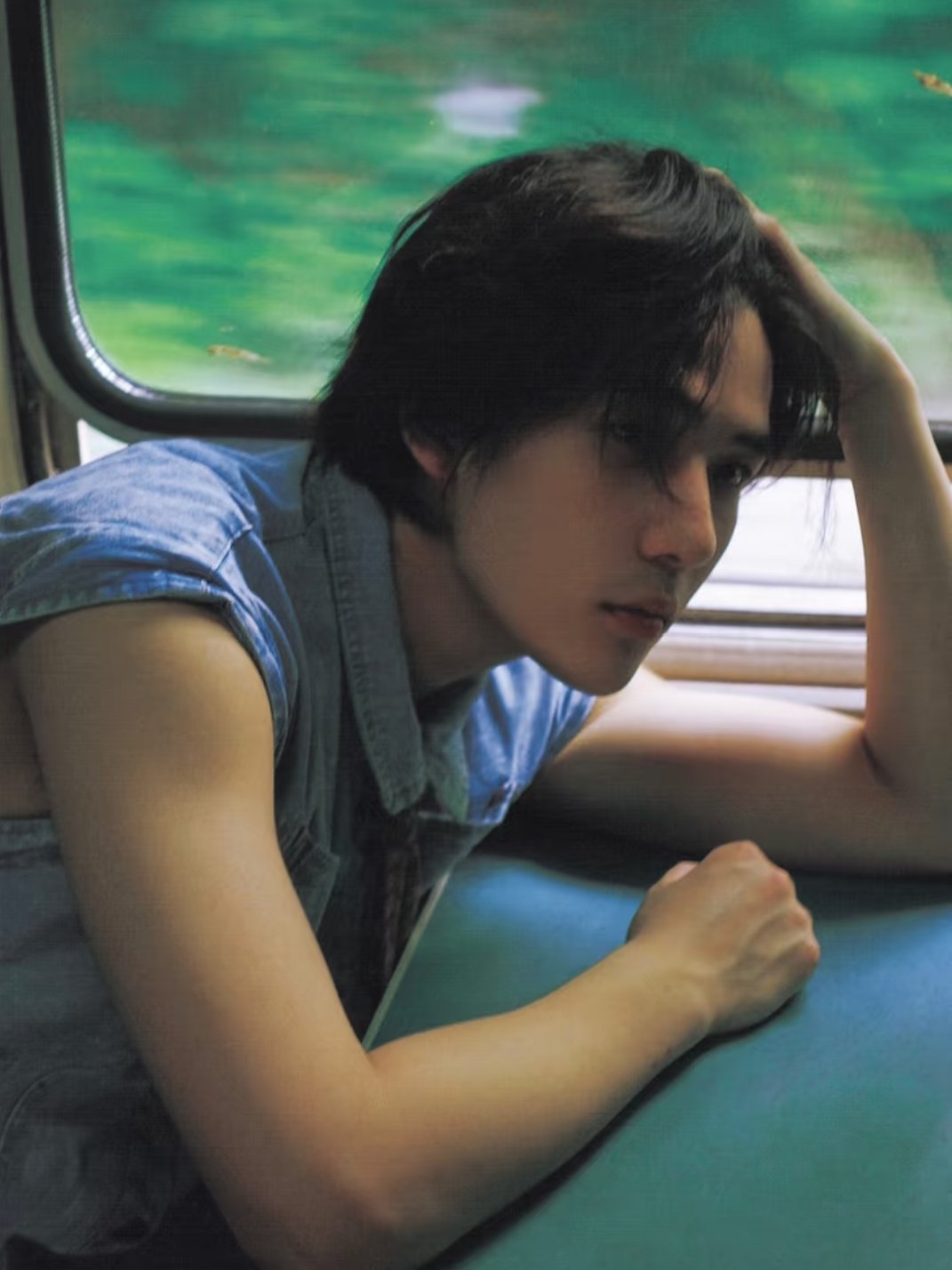 明星丨写真丨复古怀旧王安宇一组在列车上的图片，长刘海发型和怀旧穿搭太有文艺气息了