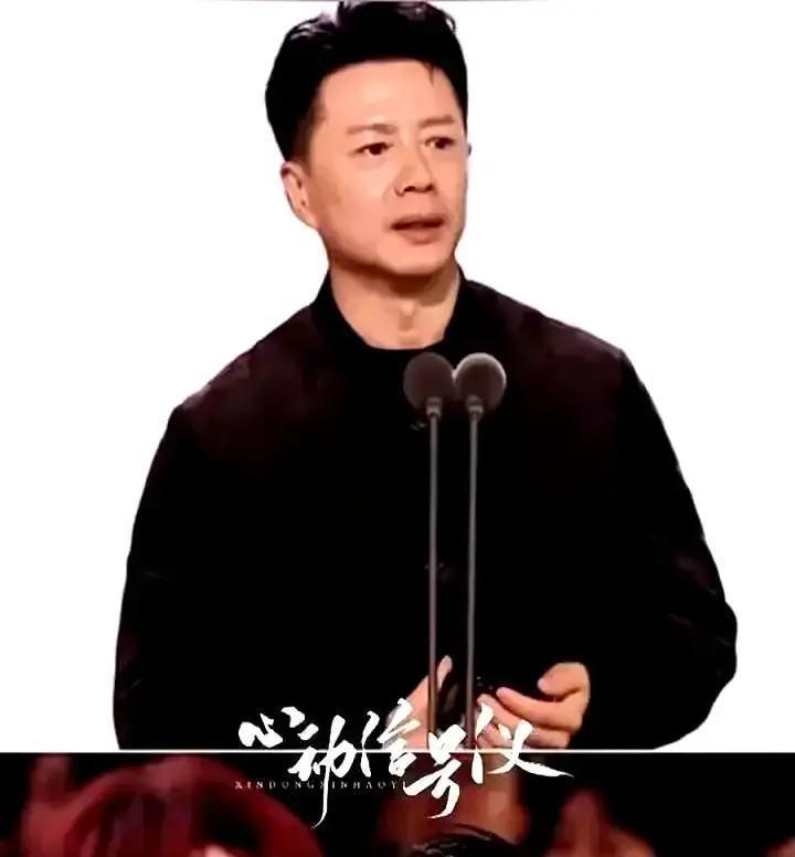 王宝强和段奕宏，这俩老炮儿居然在20年后正面硬刚了！
《棋士》和《沙尘暴》同天上