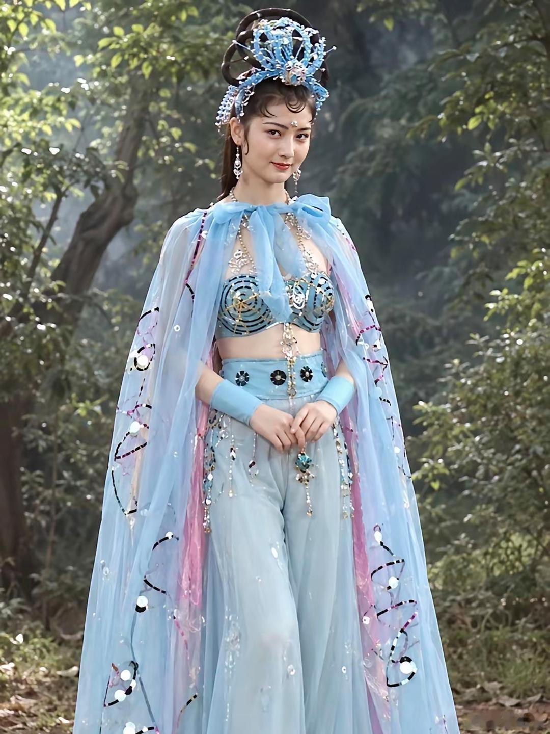 演员当时都哭了不肯穿，但肩和腰上都是有纱的，80年代的观念是有层纱就不算露，和现