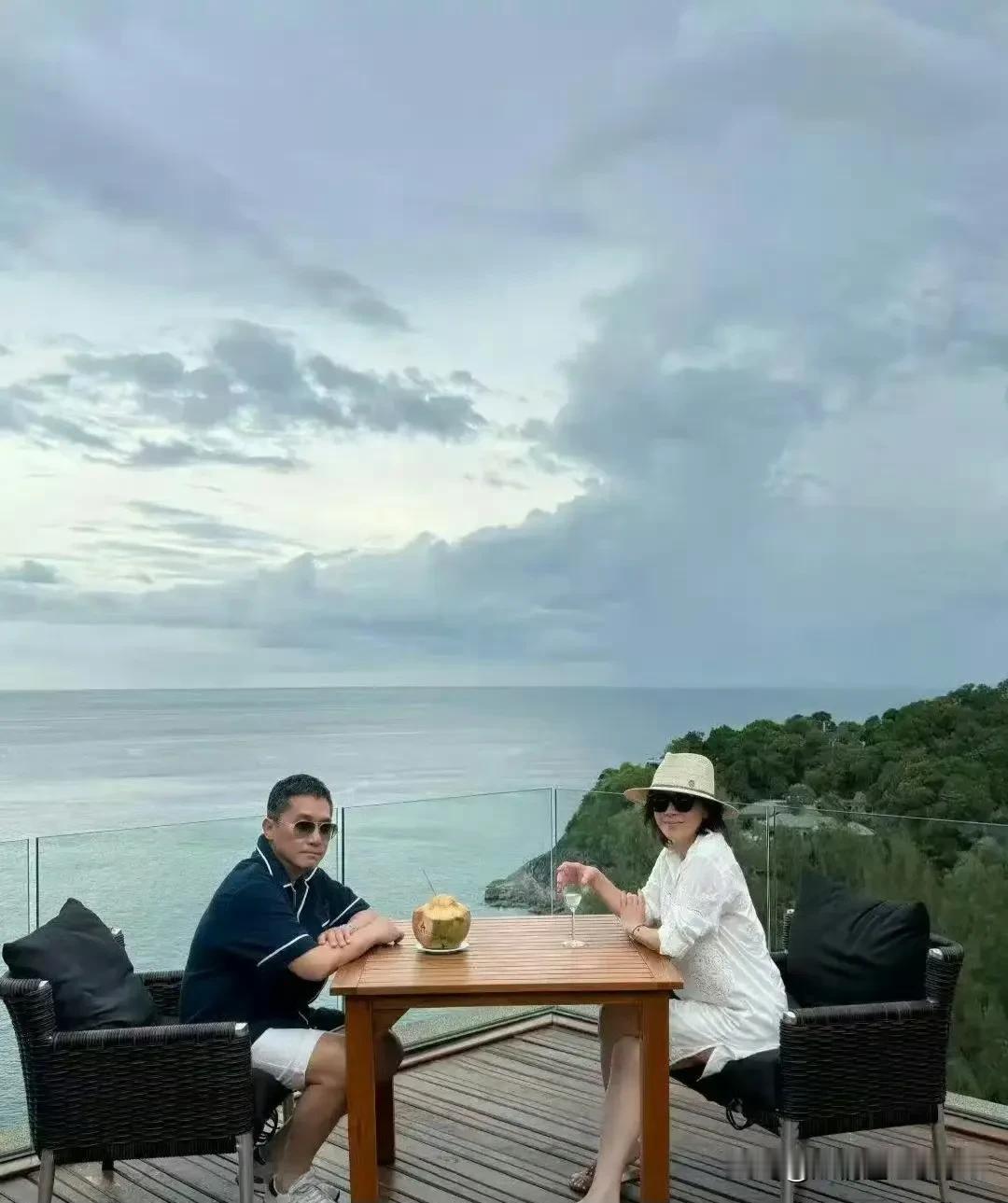 刘嘉玲晒合照暗藏玄机？10亿家产继承风云初起
 
近日，刘嘉玲在社交平台上分享的