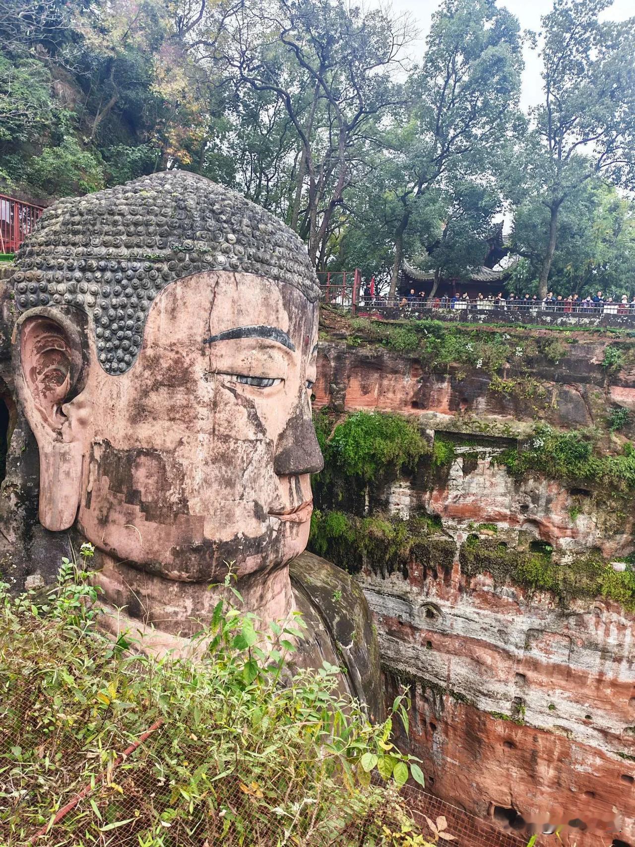 山是一尊佛，佛是一座山