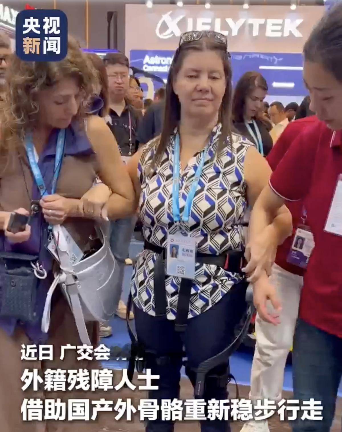 广州，广交会，一个阿根廷女人坐着电动轮椅排了半小时队。几分钟后，她站起来了。她的