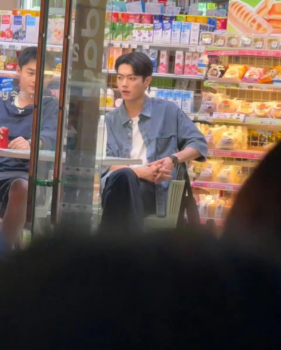 许凯新剧在便利店取景，这不简直就像是把狼放进羊群中[捂脸][捂脸]想起以前看过的