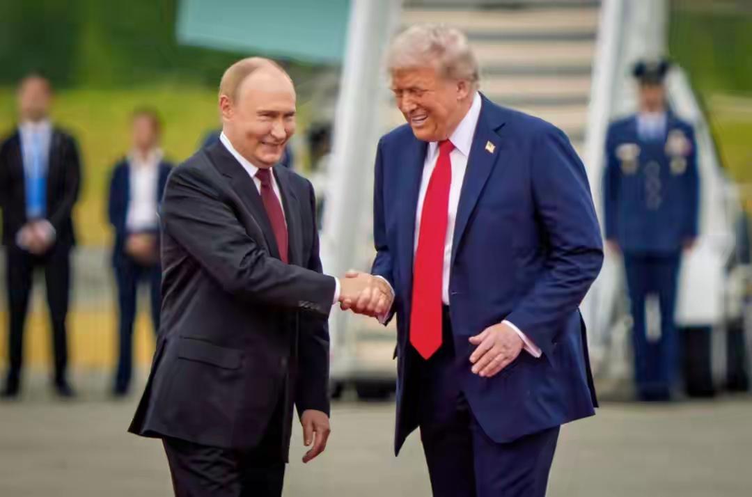 特朗普点燃的火，普京连浇两桶油，欧洲各国感受刺骨寒意