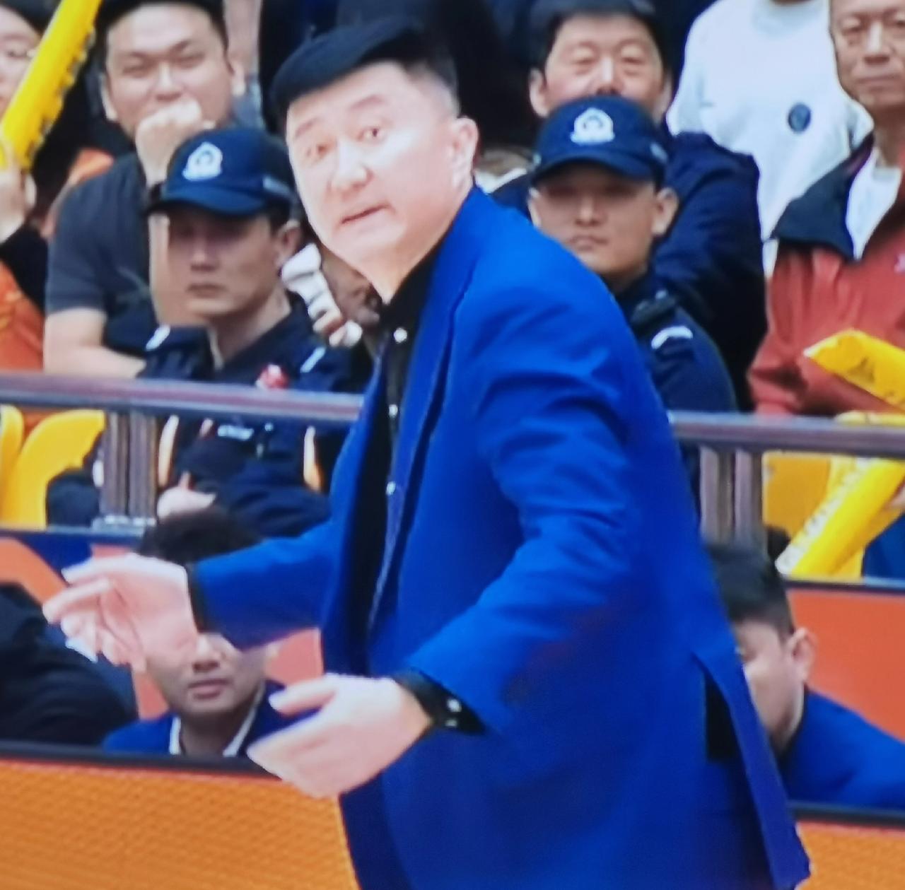 广东游戏规则，轮休“二萨”，第四节全华班，赠分让山东队进四强，害苦多支争季后赛球