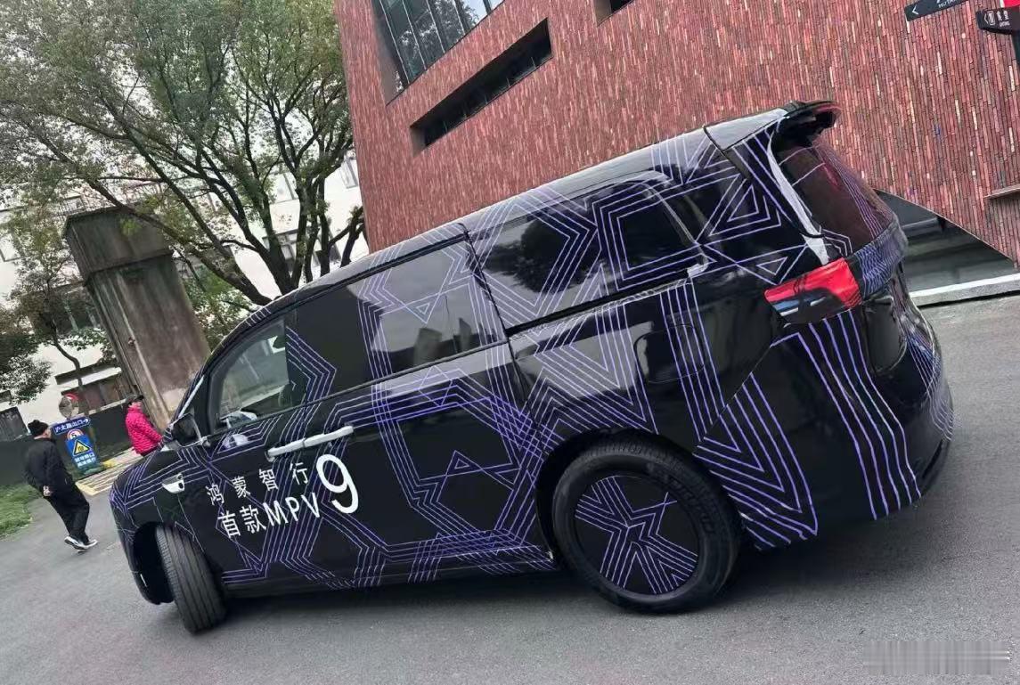 鸿蒙智行这台9字辈MPV故意没给大家看到前脸其实我9月份有发一个动态的谍照视频，