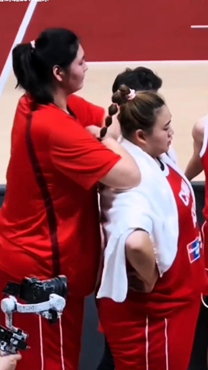 中国新一代女篮长城韩旭，李月汝、刘禹彤、张子宇在二人包夹中硬抗上篮造犯规。
篮下