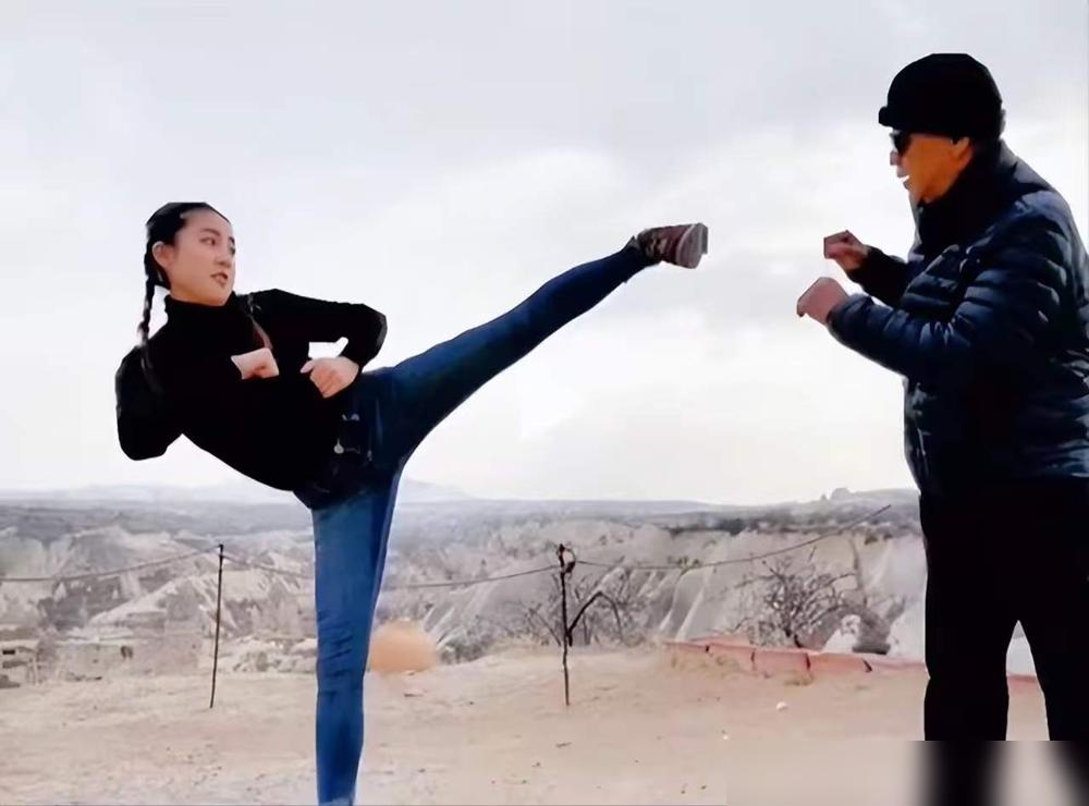 800万房子，梁小龙住了二十年。
​
女儿梁靖南在灵堂前哭成泪人。邻居说，老爷子