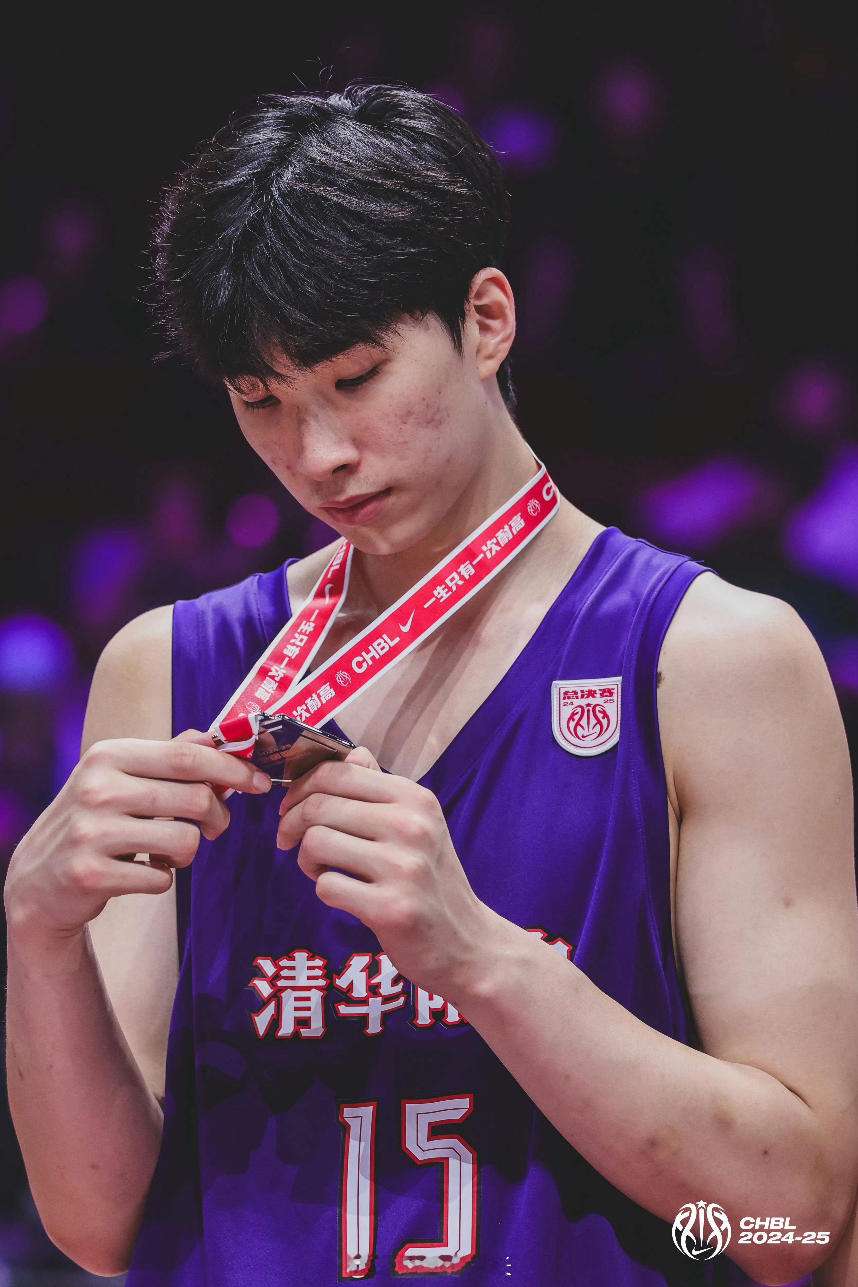 去年的李俊贤随队获得第二名后，颁奖仪式上他静静地看着亚军奖牌（图1）；今年清华附