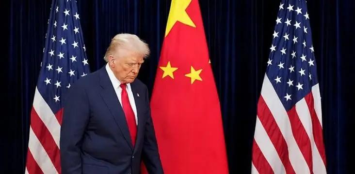 高市早苗刚消停几天，特朗普反手签了“台湾保证法”，日本和台湾这两张牌他一张都舍不