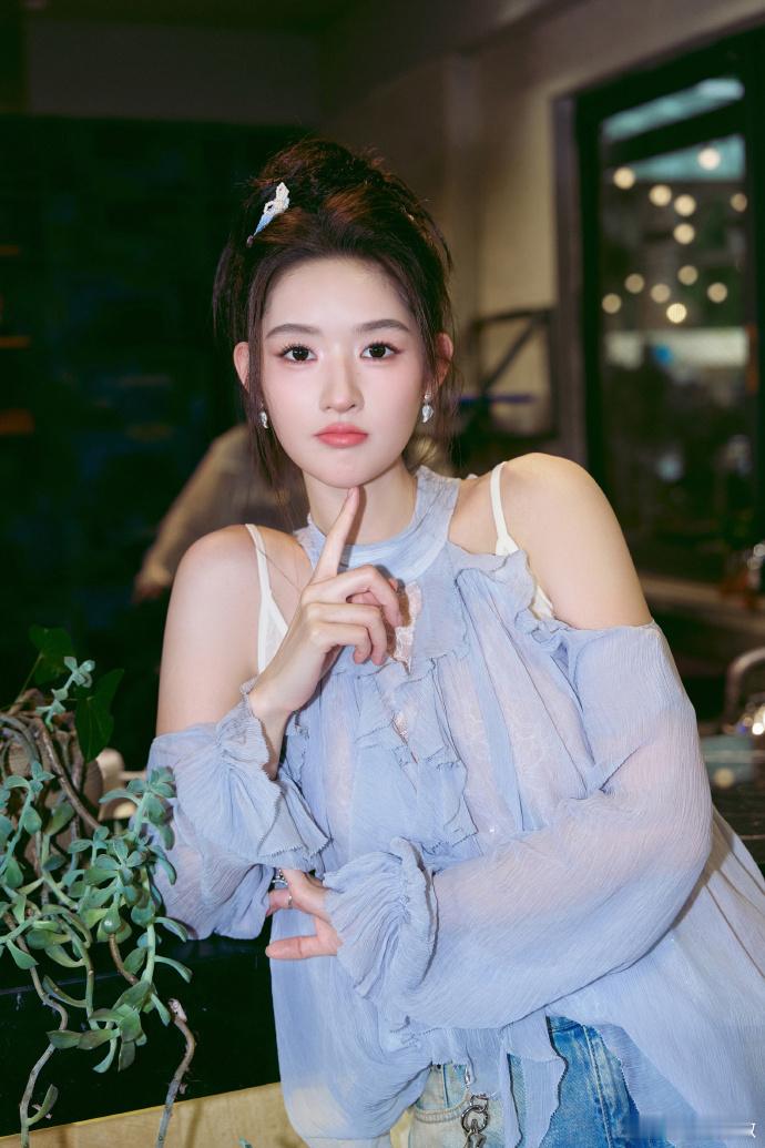 王玉雯好元气一女的王玉雯高颅顶发型王玉雯高颅顶发型真的是活力满满呀，咱们王姐真的