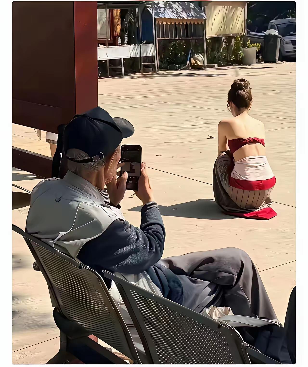 老头这样偷拍美女算不算侵犯别人隐私？如果美女发现了会是什么结果呀！