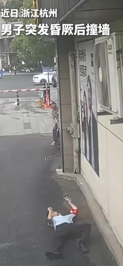 7月16日，杭州萧山都市丽人街突然“组队”，有人喊人，有人打120，有人接力按压