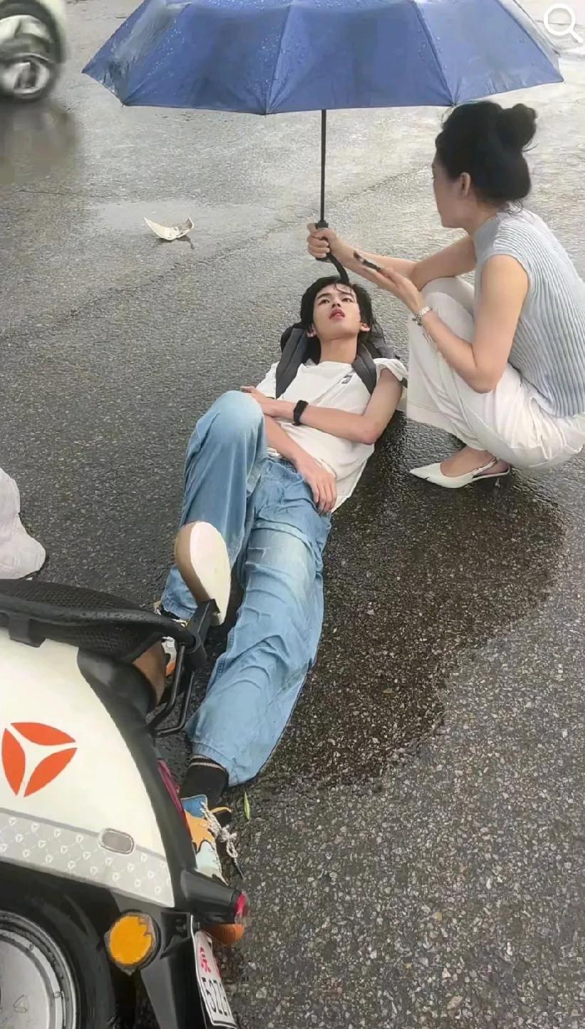 爱心无处不在，阜阳一名学生被撞，下雨天躺在路上无人问津，这时一名女生路过，又掉头