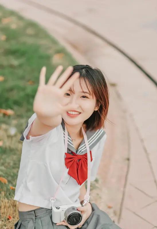 这女生没走家里给铺好的穿军装当军官的路，偏选了舞台，成了主持人和演员，这勇气可真