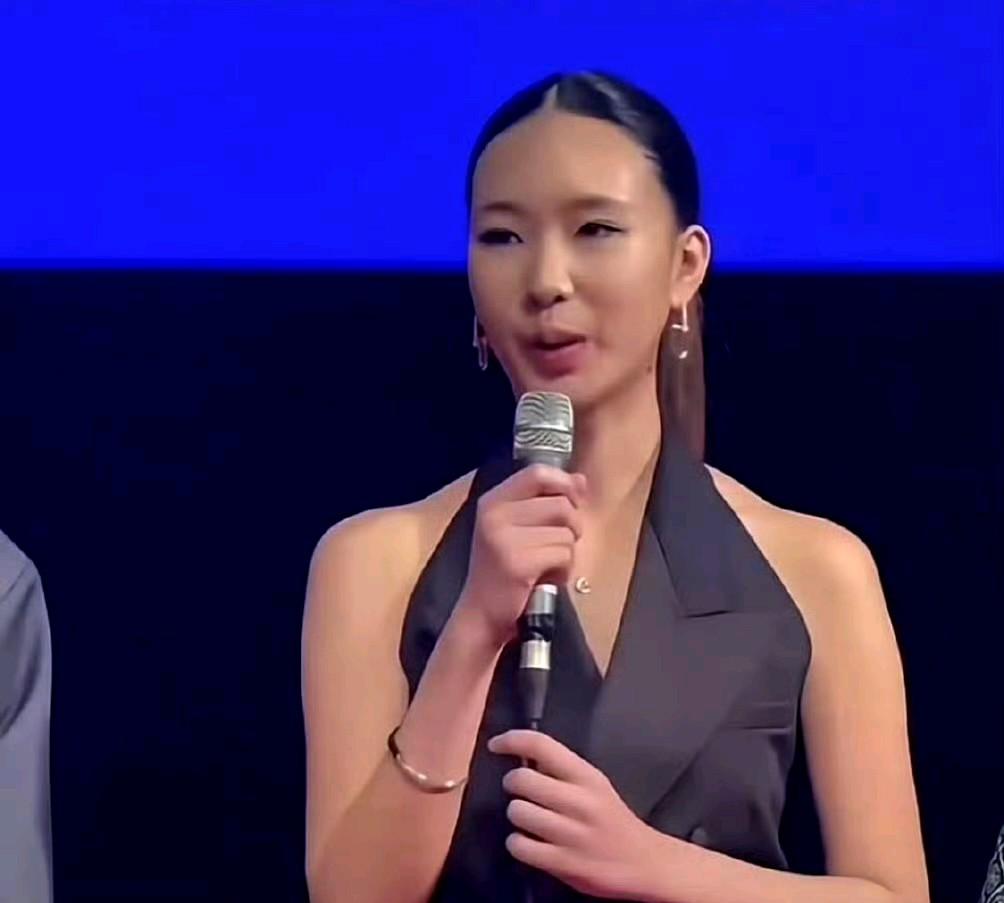小S女儿进娱乐圈了！

实话实说，这个身材和颜值，能不能在娱乐圈站稳脚跟？

我