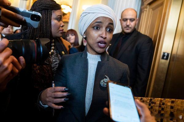 特朗普抨击索马里裔众议员奥马尔远道而来祸害美国。奥马尔则回应说，特朗普是恋童癖头