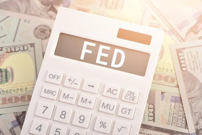 美联储这平衡术玩得可太艰难了。3月19日，美联储宣布维持联邦基金利率目标区间不变