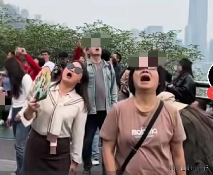 看看这些人张者大嘴在吃什么
我一开始也没看明白
仔细看才发现是在重庆李子坝
瞬间