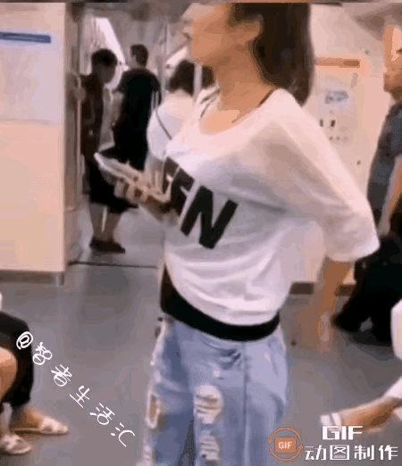 这画面不是摆拍的吧？感觉像是真实发生的故事，因为整个场景自然而然，比较合情合理，