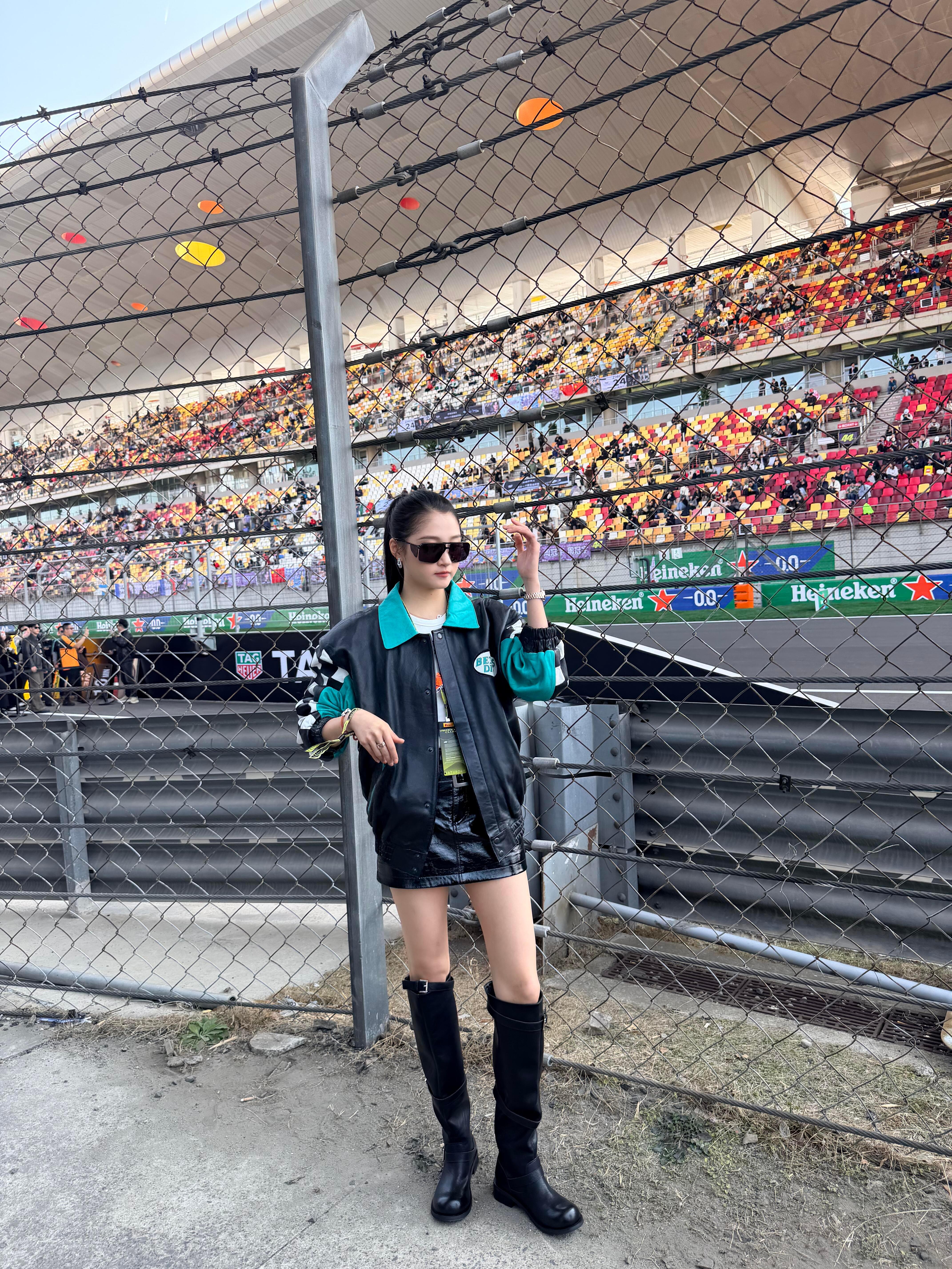 关晓彤 x F1赛场闪现惊喜关晓彤程潇F1观赛造型gxt上海F1偶遇关晓彤