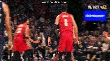 小卡这一扣，是真把快船球迷的心脏吓得忽上忽下。

12月25日打开拓者，莱昂纳德