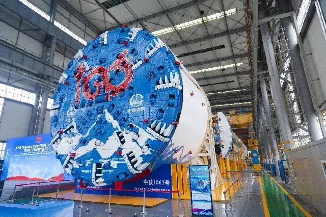 从当年一台盾构机被开出7亿天价、技术处处被卡脖子，到如今自主研发、打破垄断、稳稳