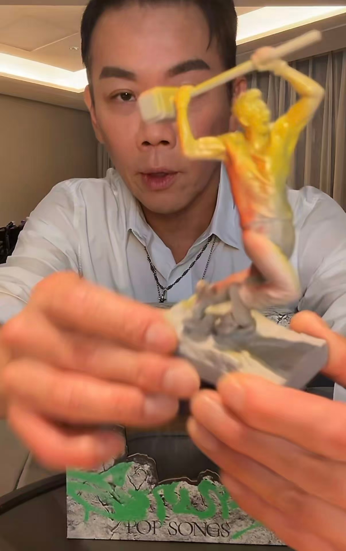 陶喆把刮刀当鞋拔子闻 笑不活了！昨晚看直播开箱新专辑，本来氛围还挺正常，结果工作