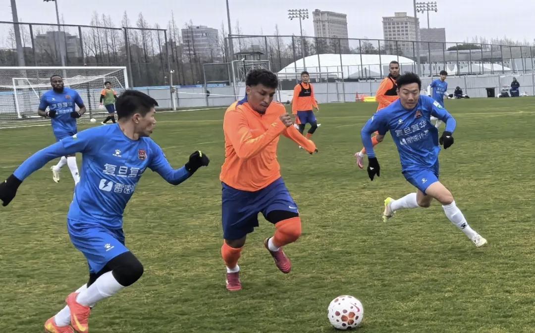 25号下午，泰山队会和同样在上海冬训的青岛海牛踢一场热身赛，这是泰山队第三阶段的