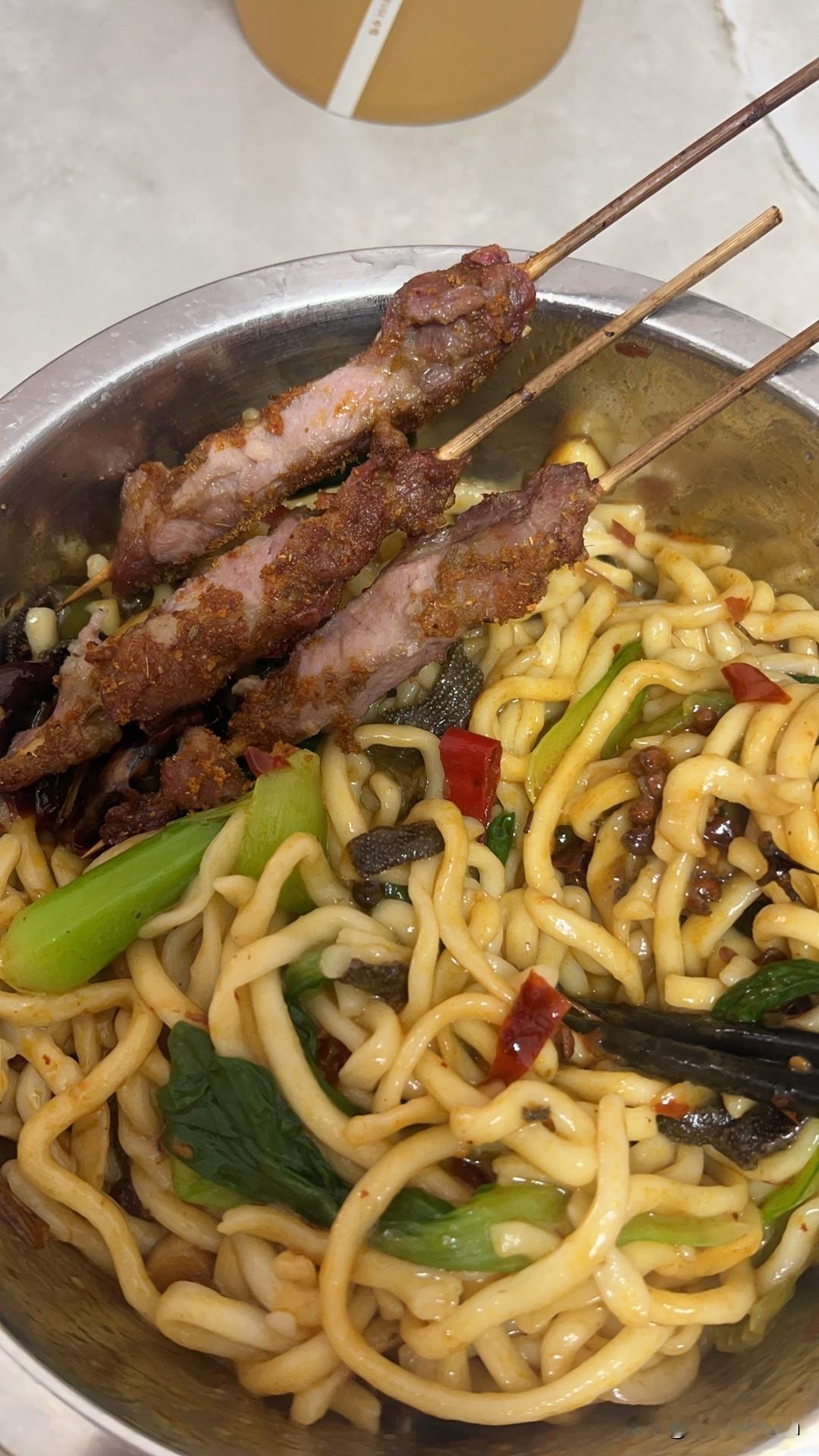 中午在家做了爆肚面，又烤了点盒马买的羊肉串，吃着真是过瘾。

上午和媳妇一起去买