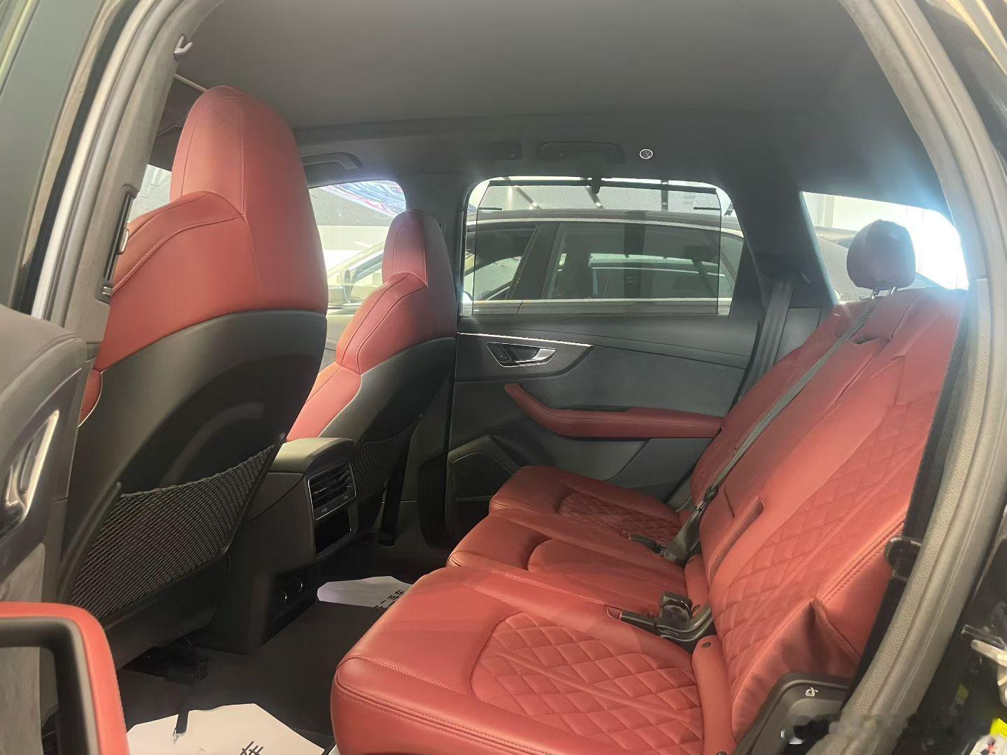 奥迪SQ7  V8  4.0T  黑红 【拍卖车】目前1500km 未上牌 索赔