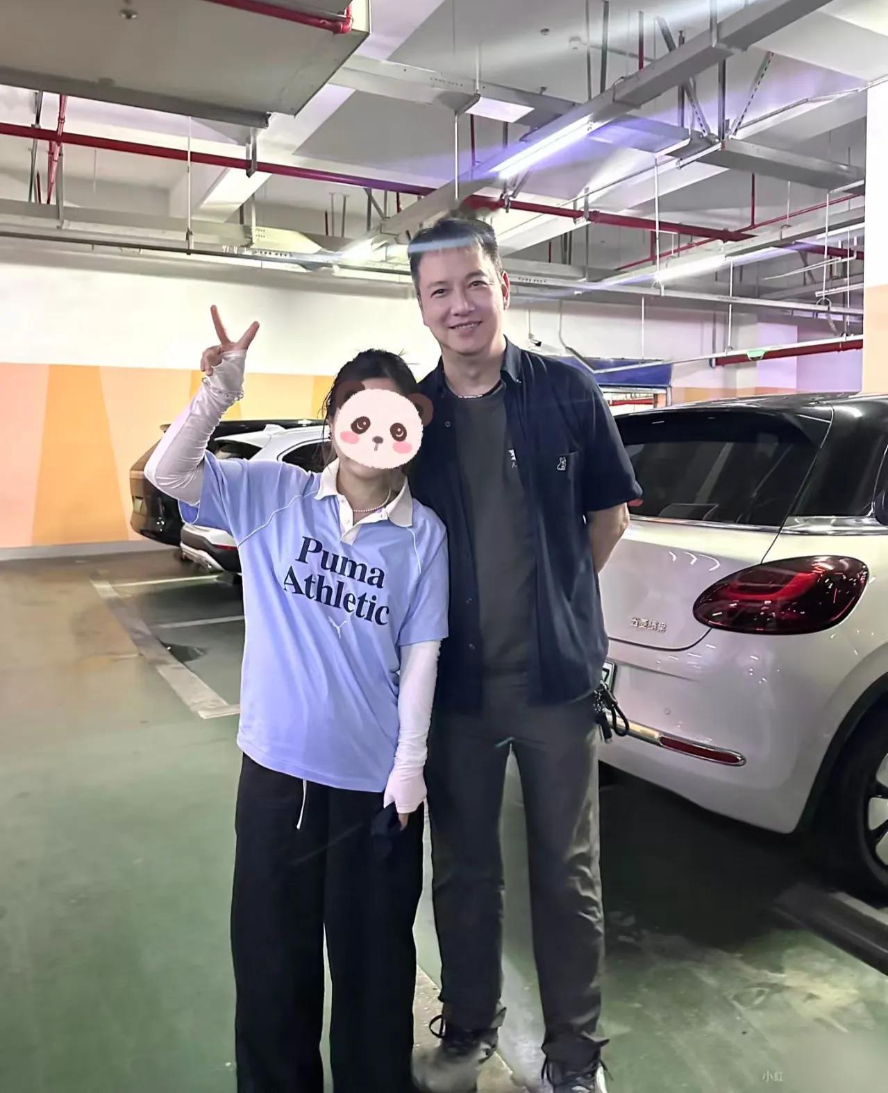 56岁已退圈TVB男神在福建泉州被偶遇，虽然胖了不少，但气质依旧斯文，大家还认得