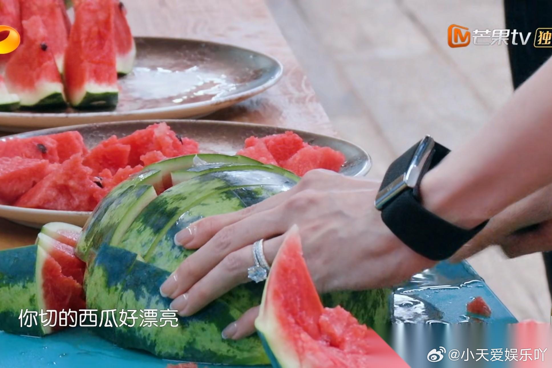 黄晓明徒手劈开两个西瓜后，昆凌把西瓜切给大家吃了。虽然中餐厅全员都赞昆凌切的西瓜