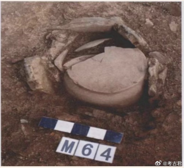 考古新知瓮棺葬 瓮棺葬，是新石器时代一种特殊的葬俗。人们用陶瓮、陶罐作为葬具，将